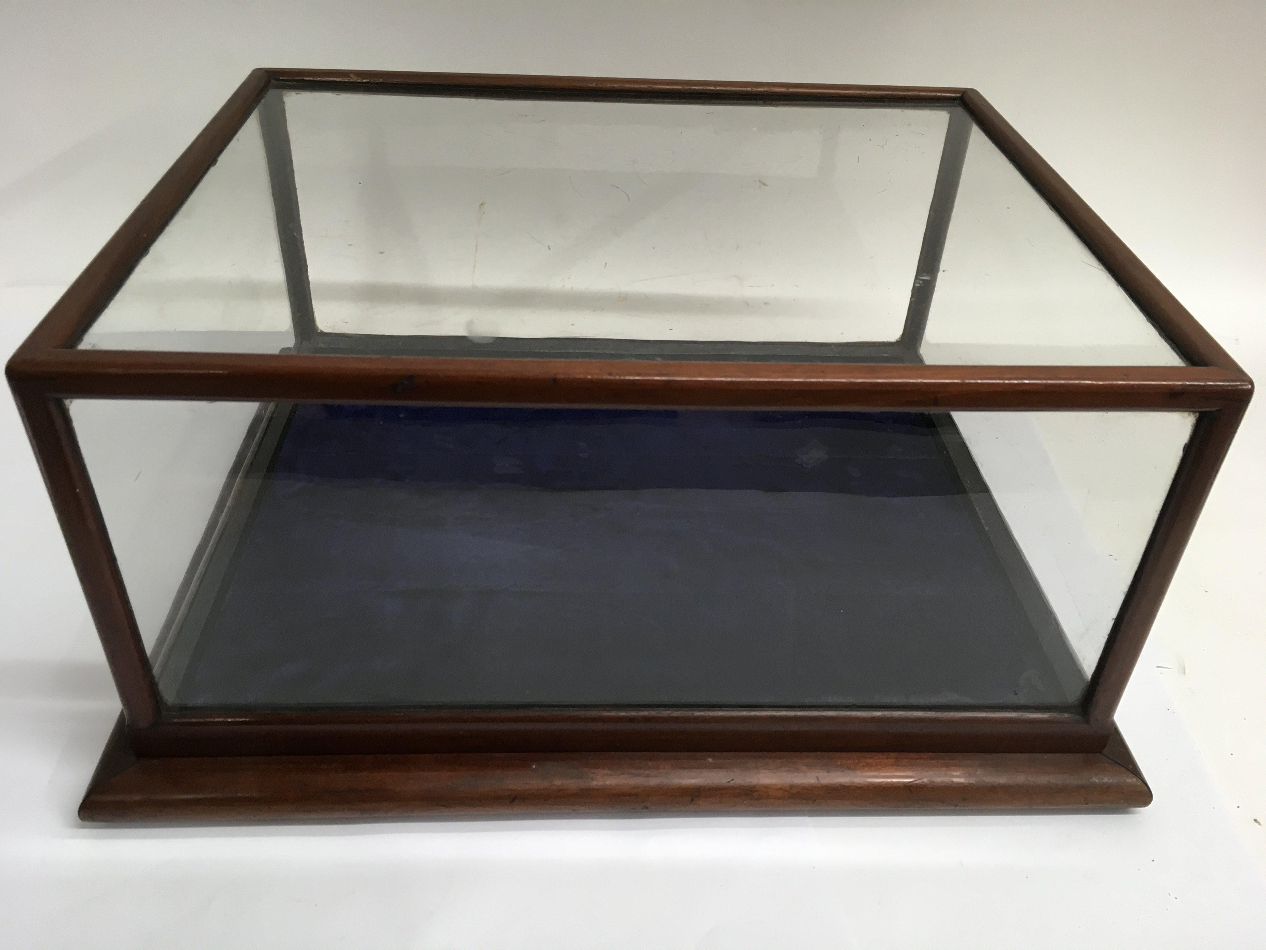 A glass table top display case.Approx 22x33.5x42cm