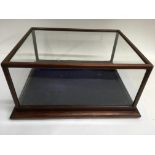 A glass table top display case.Approx 22x33.5x42cm