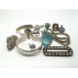 A collection of silver jewellery to include a bang