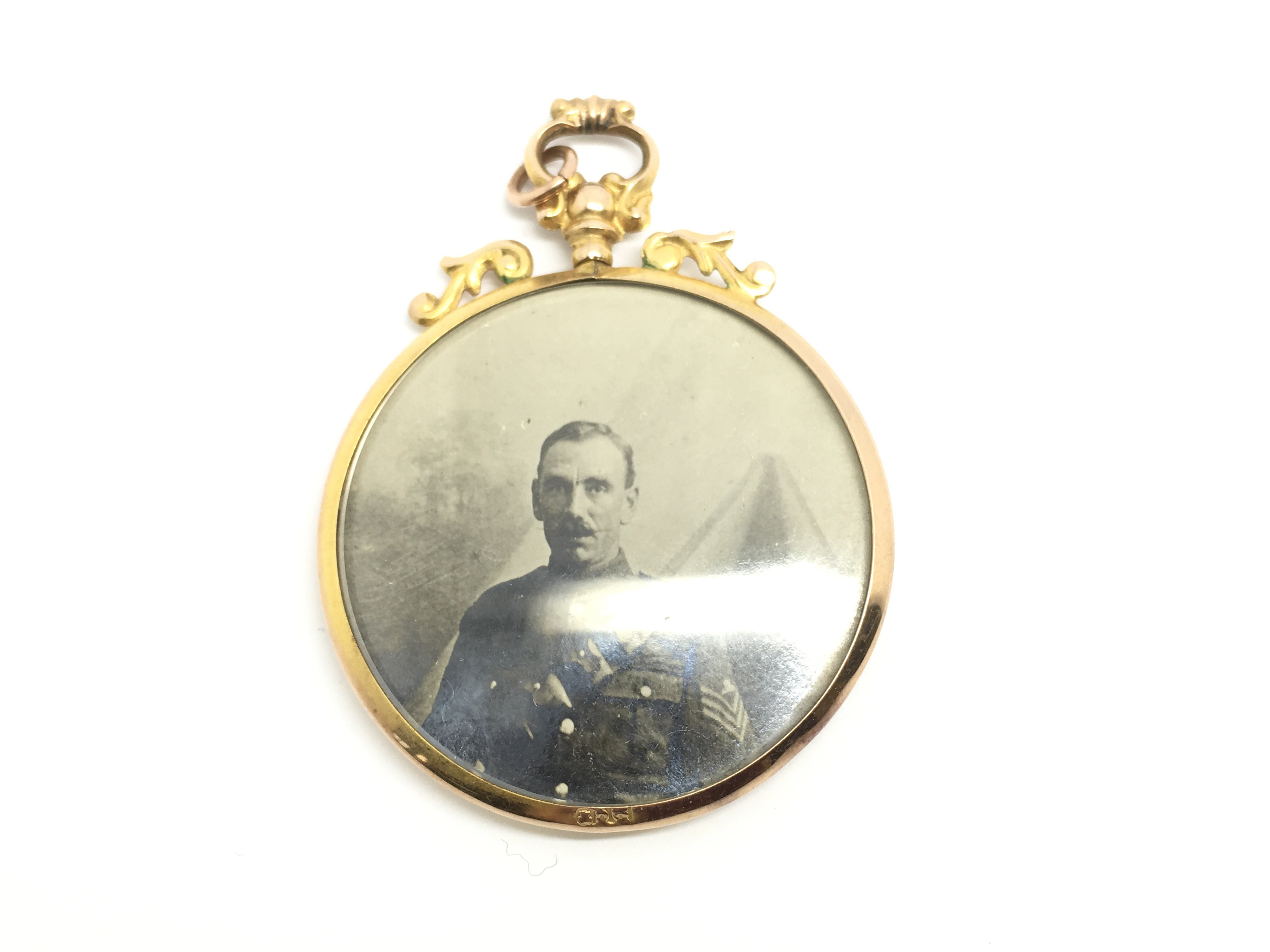 A 9ct gold Victorian/Edwardian locket containing c