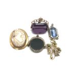 A 9ct gold cameo brooch, two swivel fobs, a white
