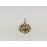 A gold pendant set with pearls, approx 2.78g.