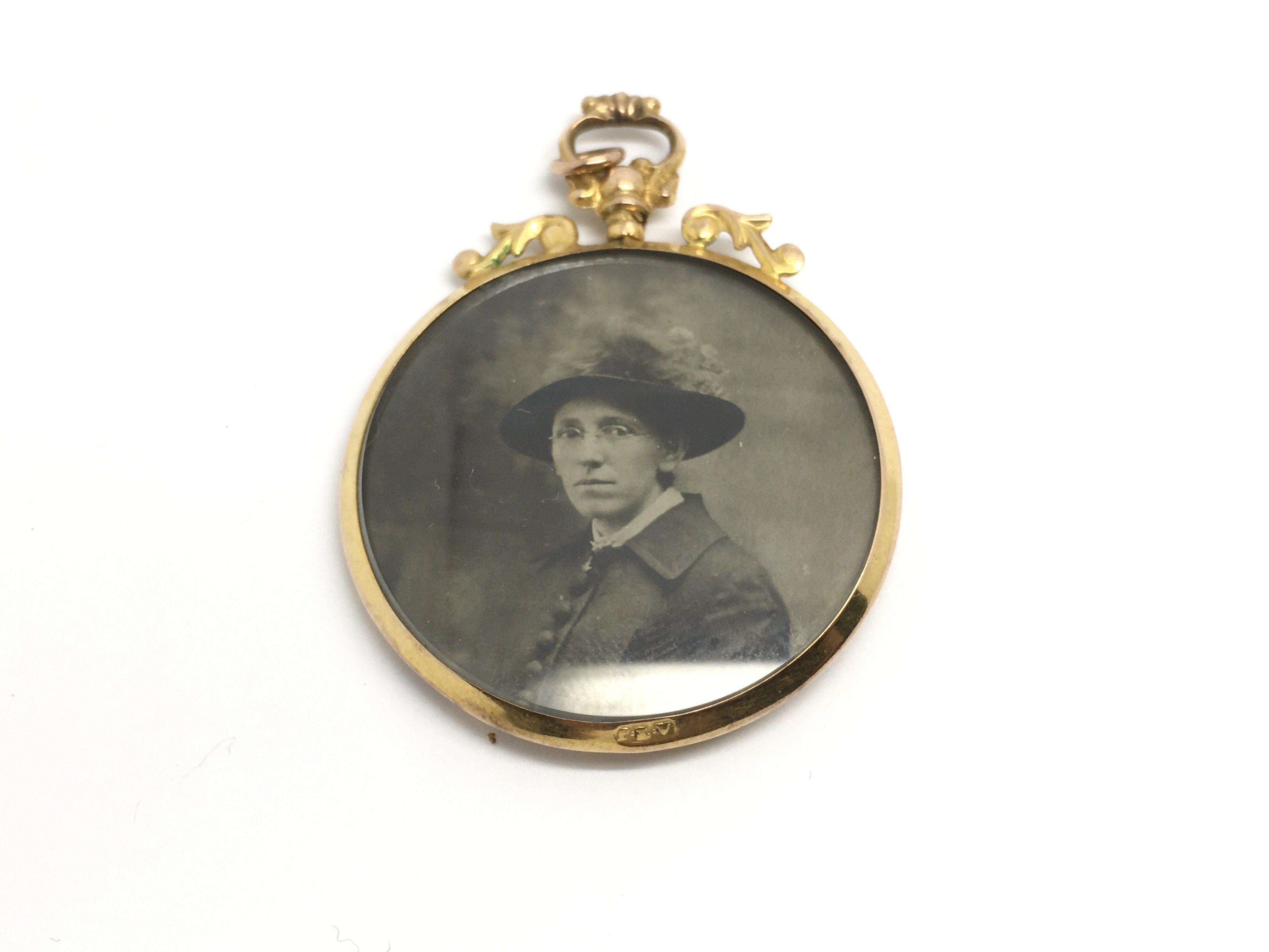 A 9ct gold Victorian/Edwardian locket containing c - Image 2 of 2