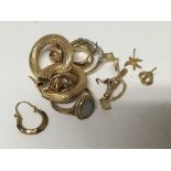 A collection of 9carat gold jewellery including ri