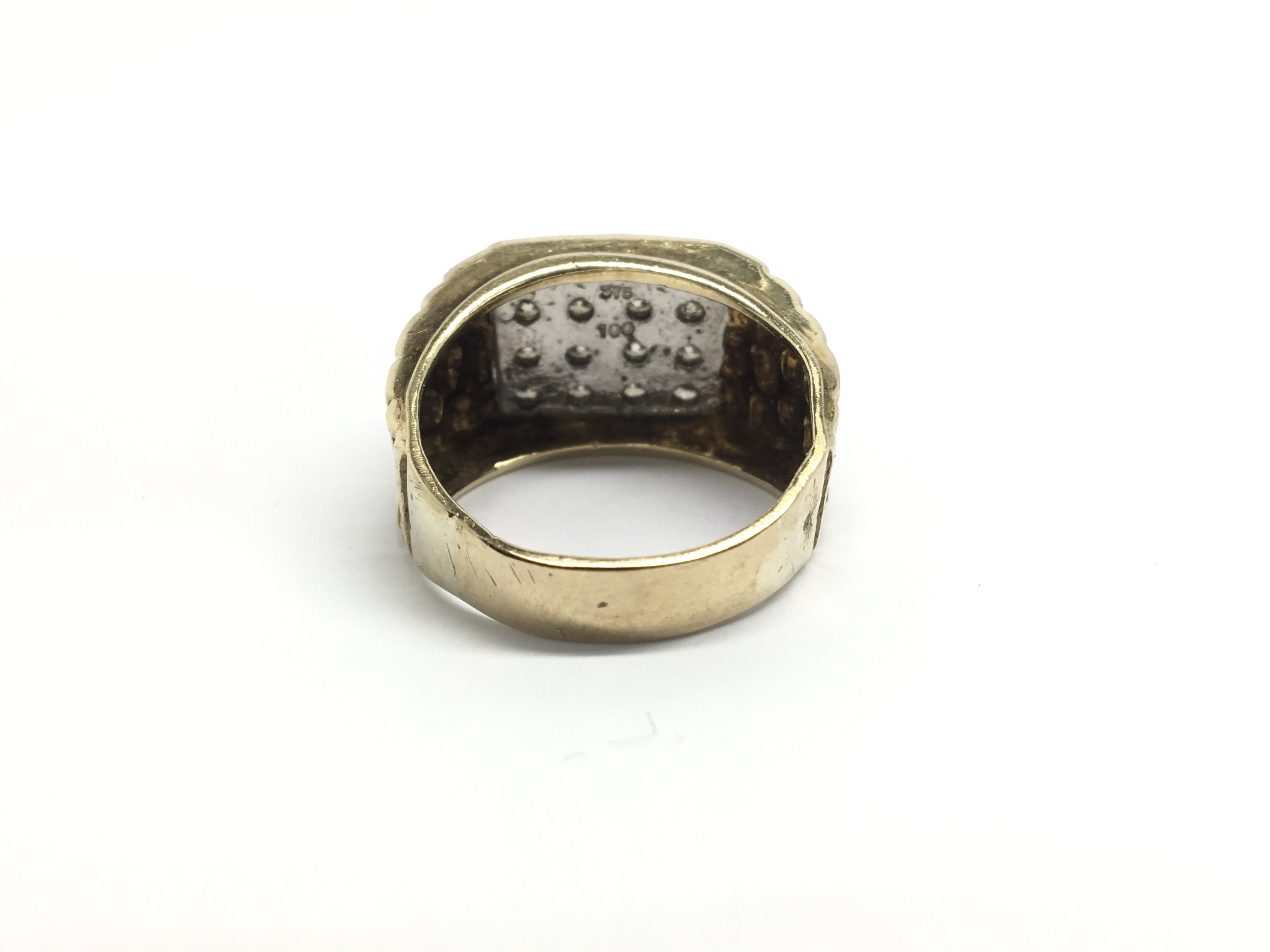 A gents 9ct gold ring set with a block of sixteen - Image 3 of 3