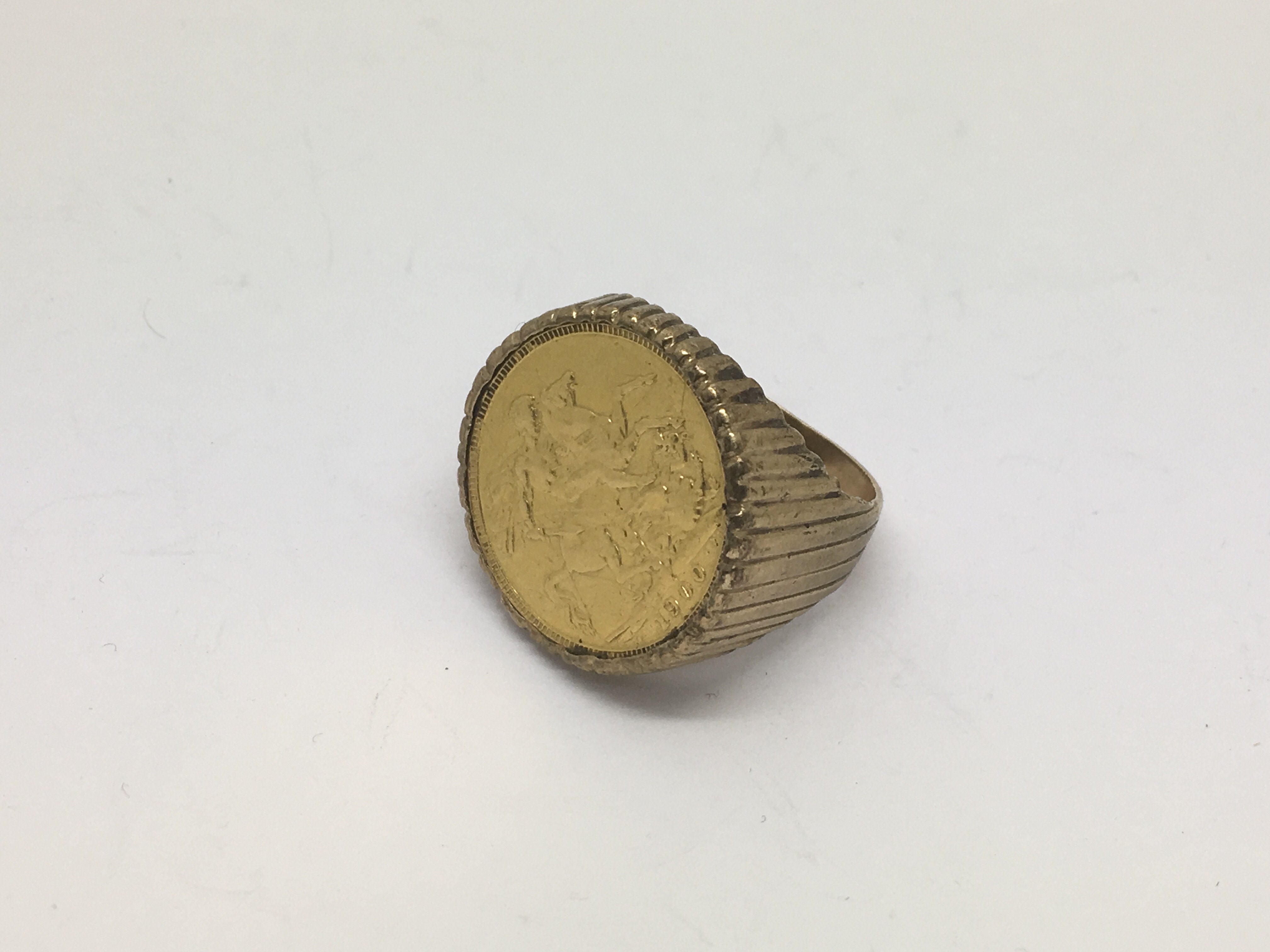 A 1900 gold sovereign ring, approx 15.3g and appro