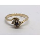 A gold cluster ring.Approx size K
