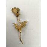 A gold rose brooch.Approx 6.9g, 7.5cm long