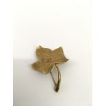 A gold brooch formed as a leaf.Approx 8,9g, 5.5cm