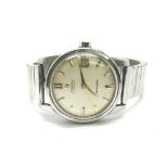 A gents vintage Omega Seamaster automatic wristwatch. The dial with date aperture presents baton