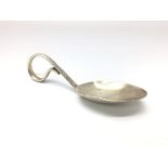 A silver caddie spoon, hall marked for Birmingham, maker E J Houlston. Total weight approx 16.75