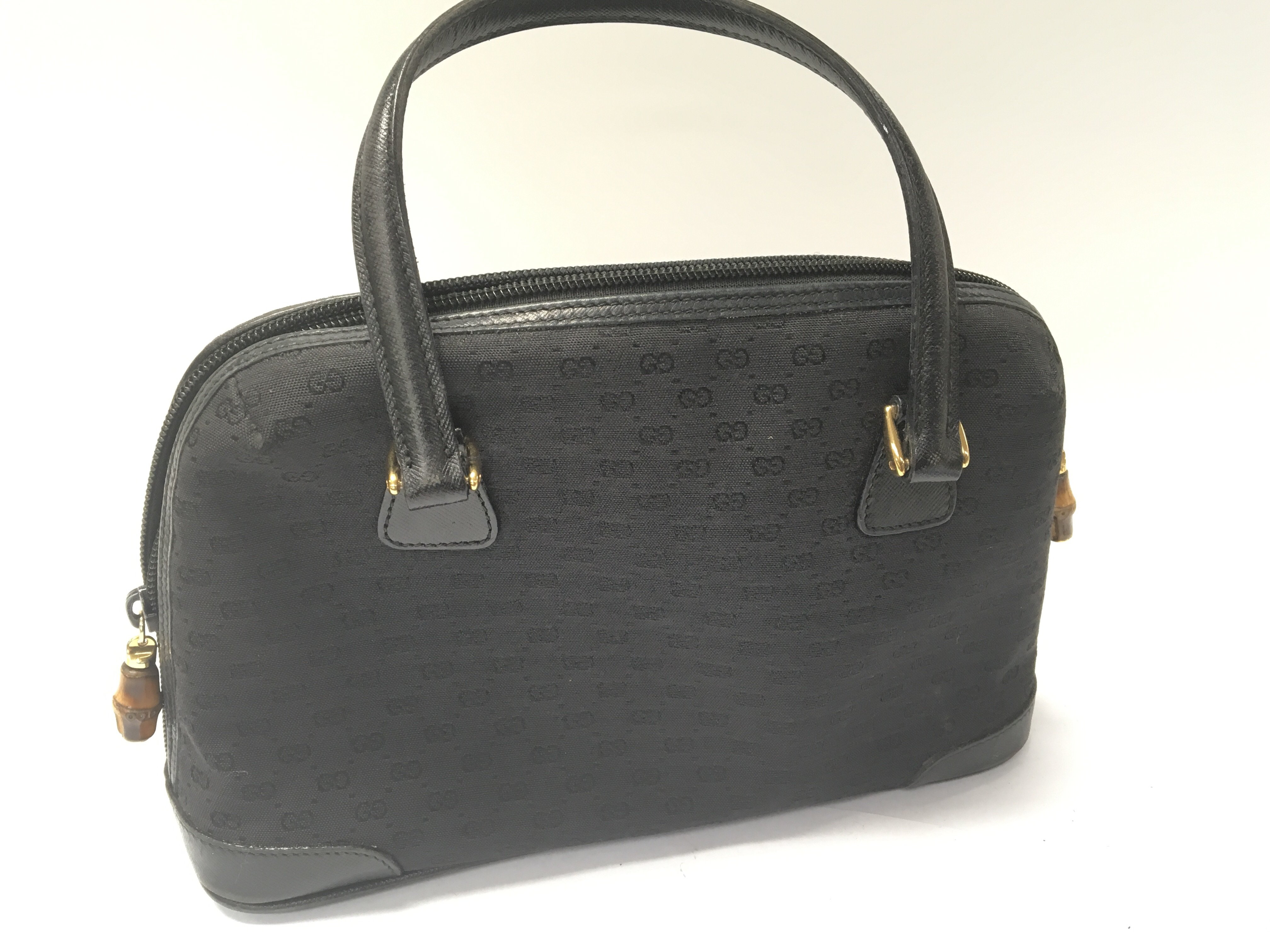 A Ladies Black Gucci hand bag. 27x18cm.