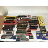 Include dis a large assortment of OO gauge items, including 10 locomotives, buildings, and