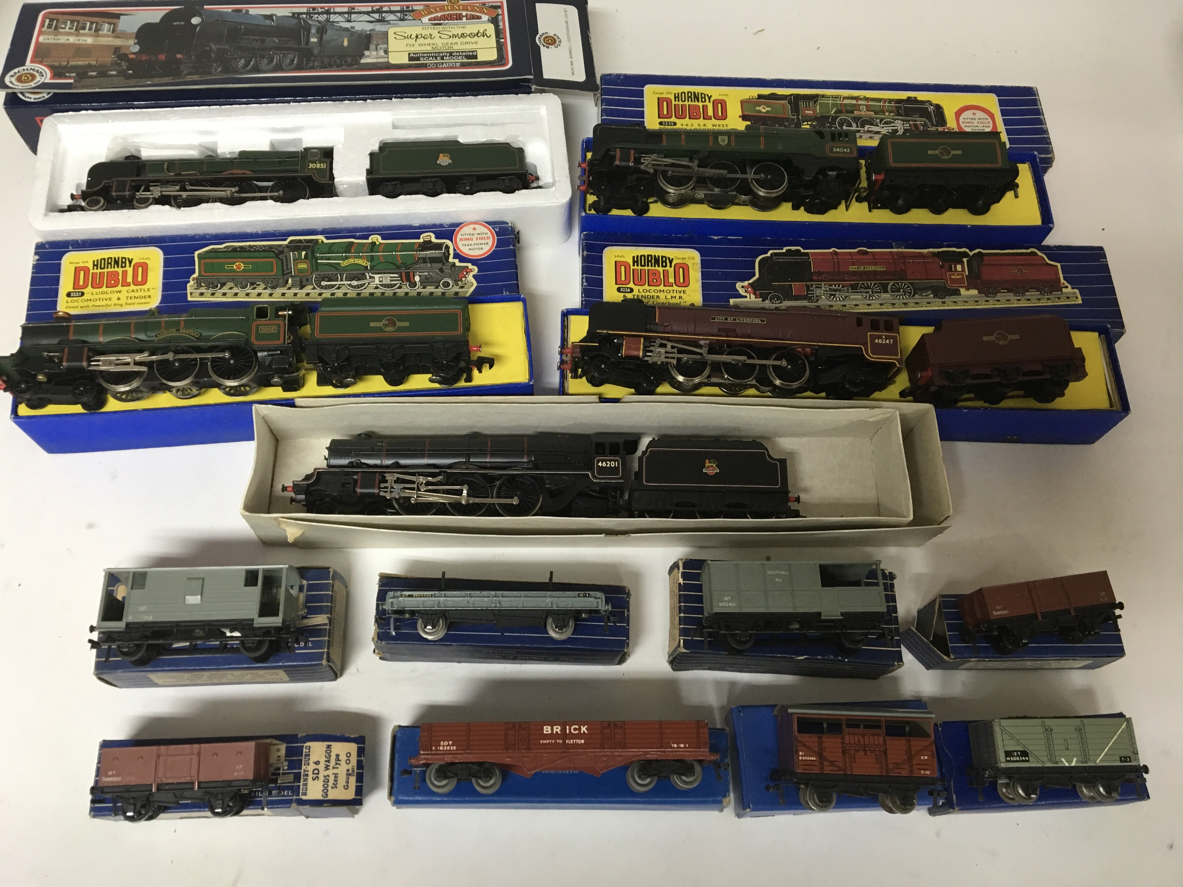 Included are 5 oo gauge locomotives, including 3 3 rail locomotives. As well are including various