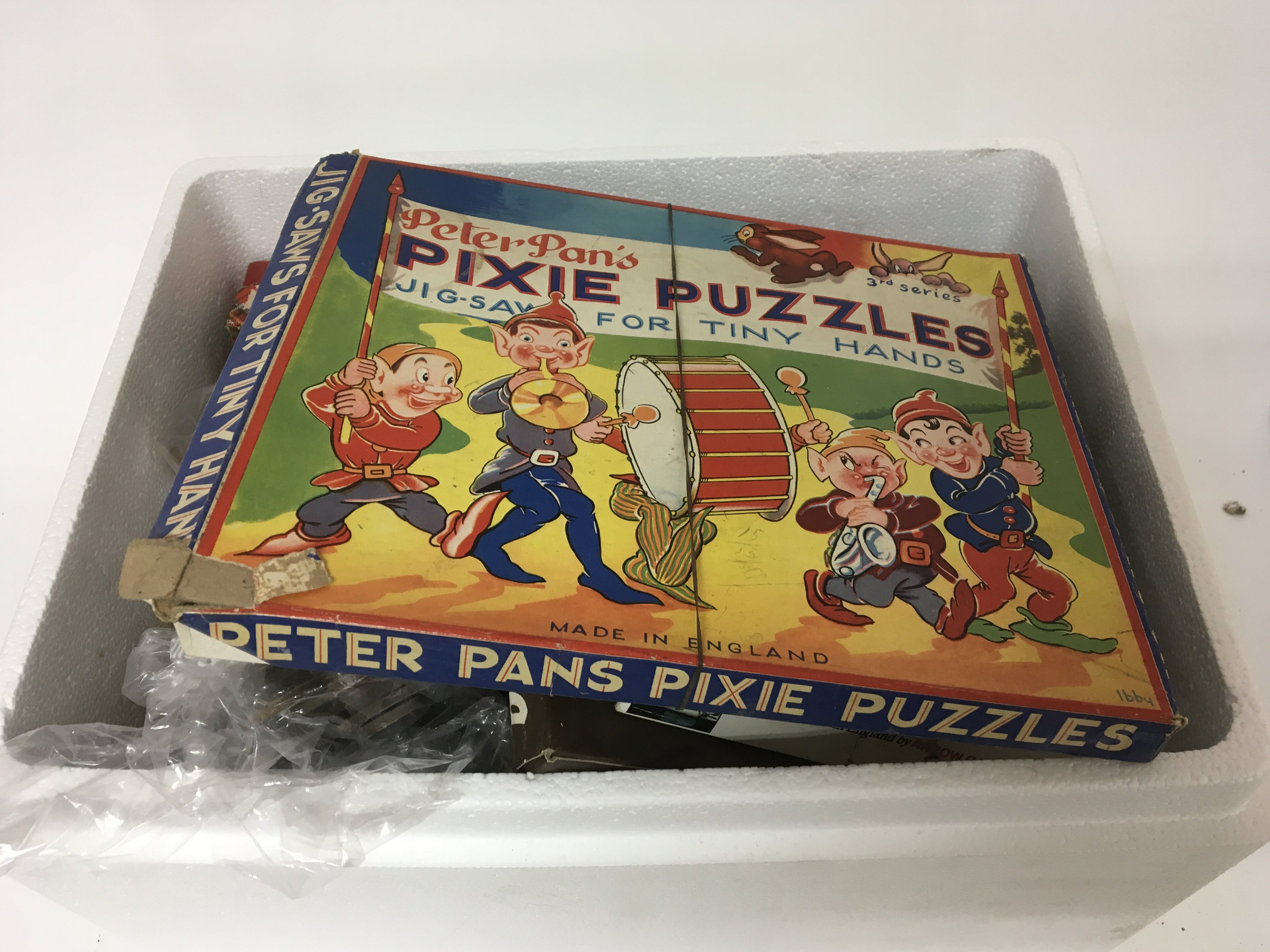 A box containing vintage jigsaw puzzles - NO RESER