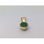 An emerald and unmarked gold pendant, approx 2.6g.
