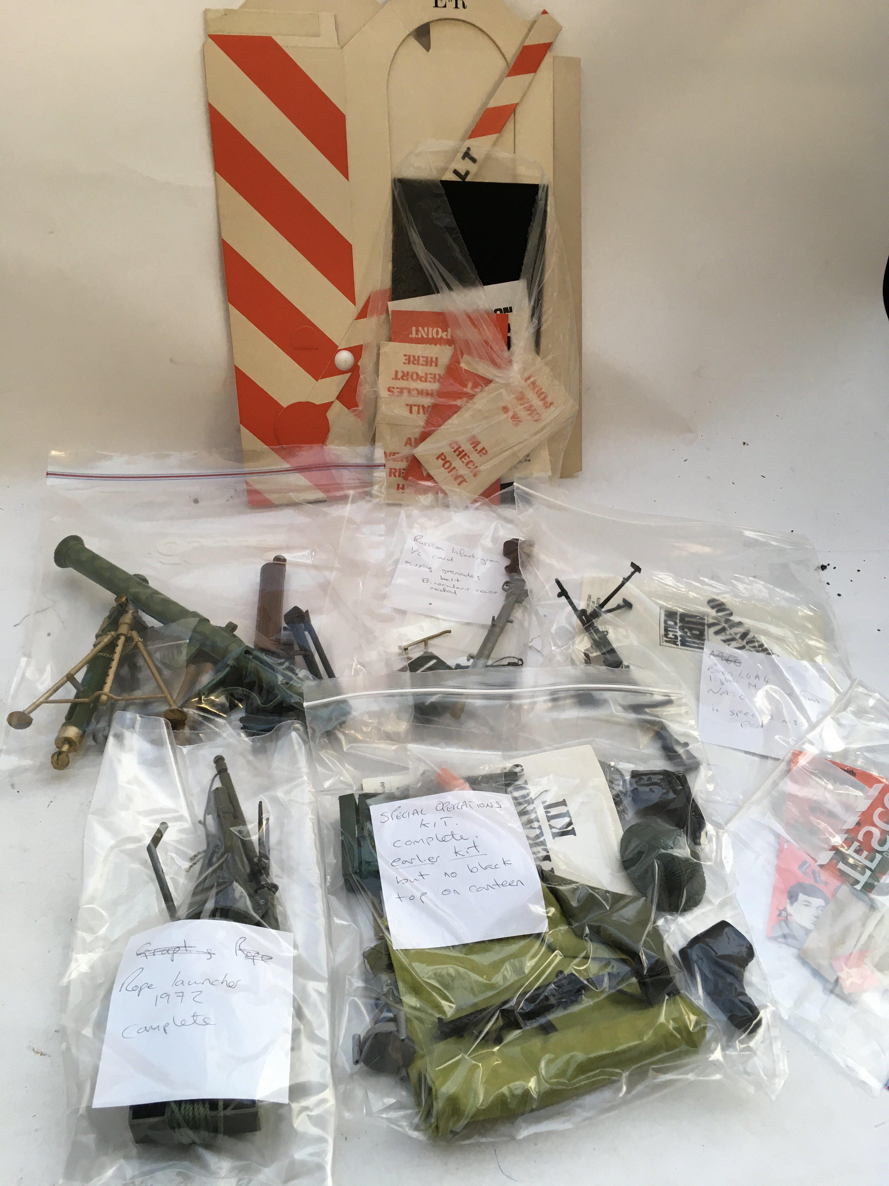 Action man , Accessories, including a complete Mor