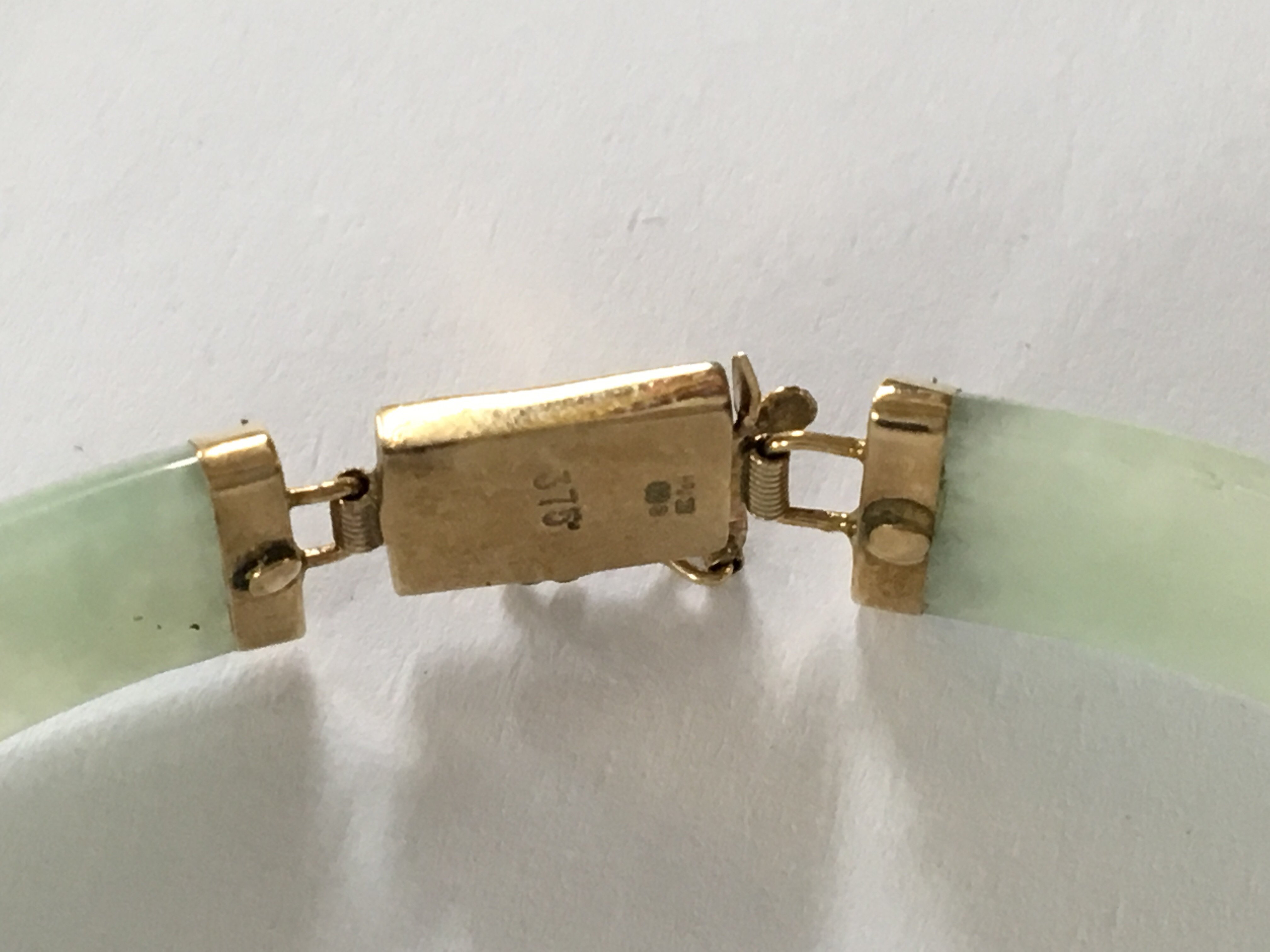 A jade bracelet with gold mounts - Image 2 of 3