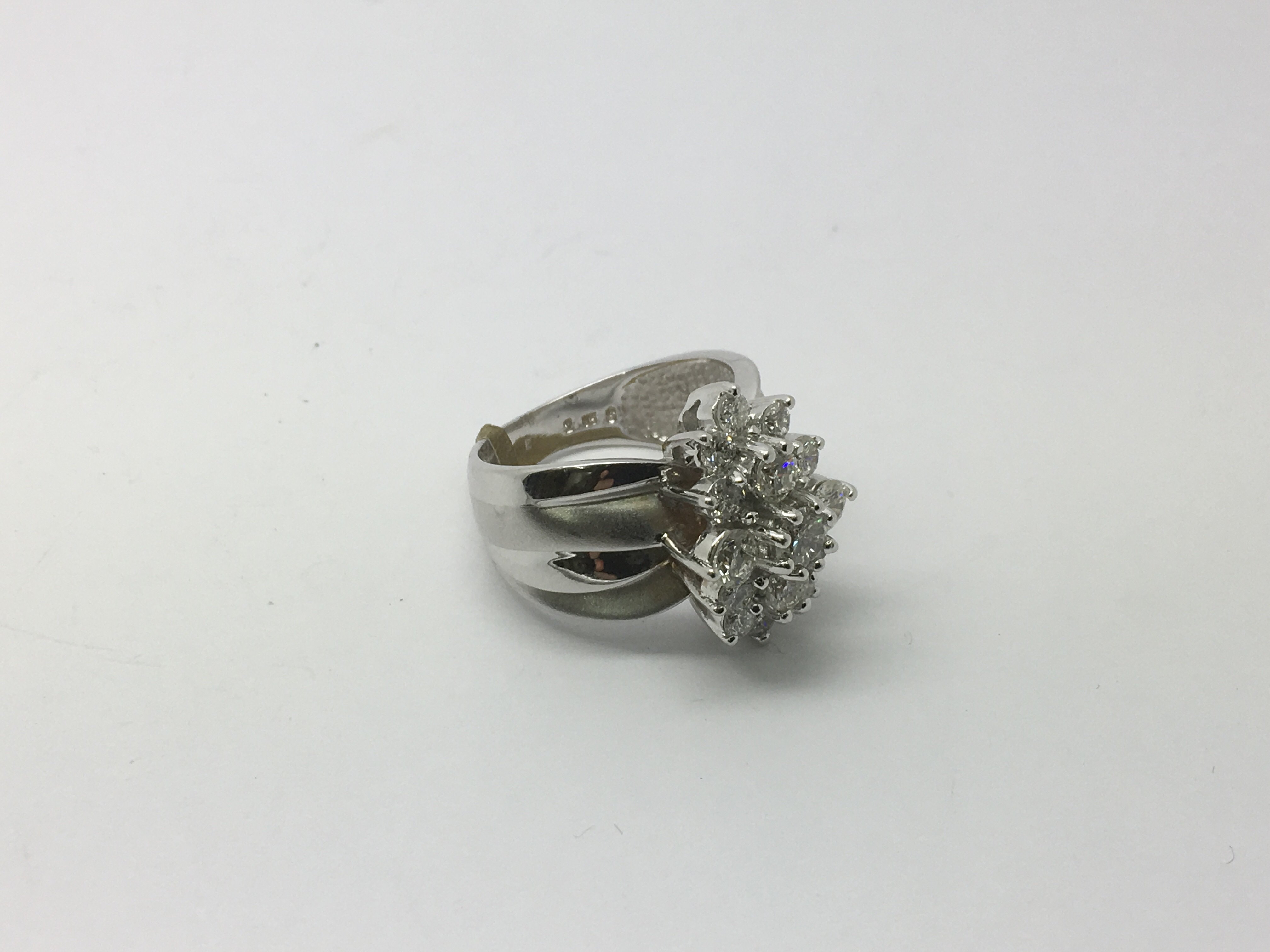 A good quality modern style diamond cluster ring s - Image 2 of 3