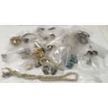 A small quantity of costume jewellery