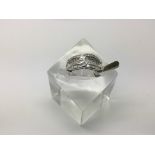 A heavy 18ct white gold ring with inter locking ba