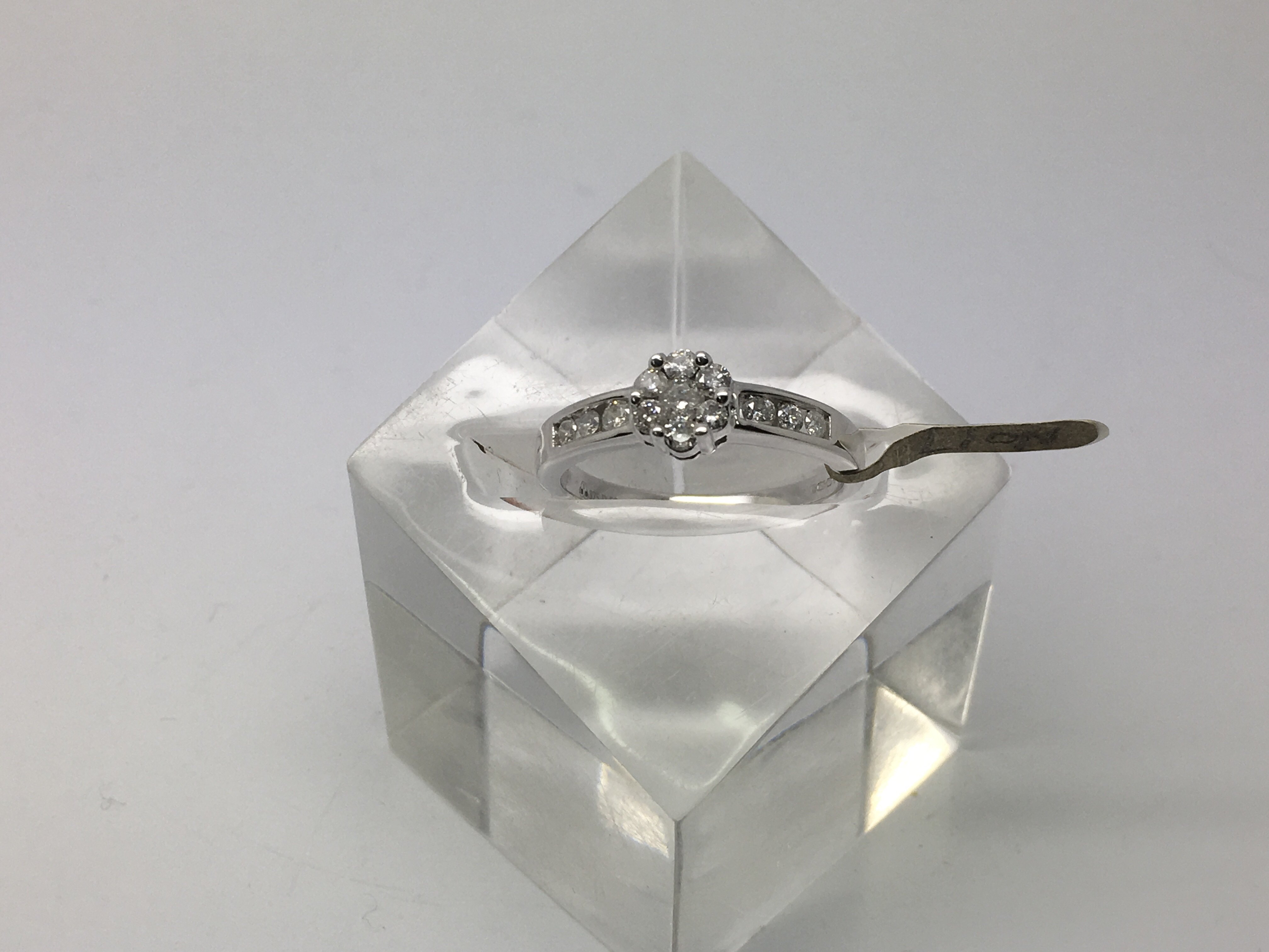 A fancy diamond set ring in white gold, approx 3.1