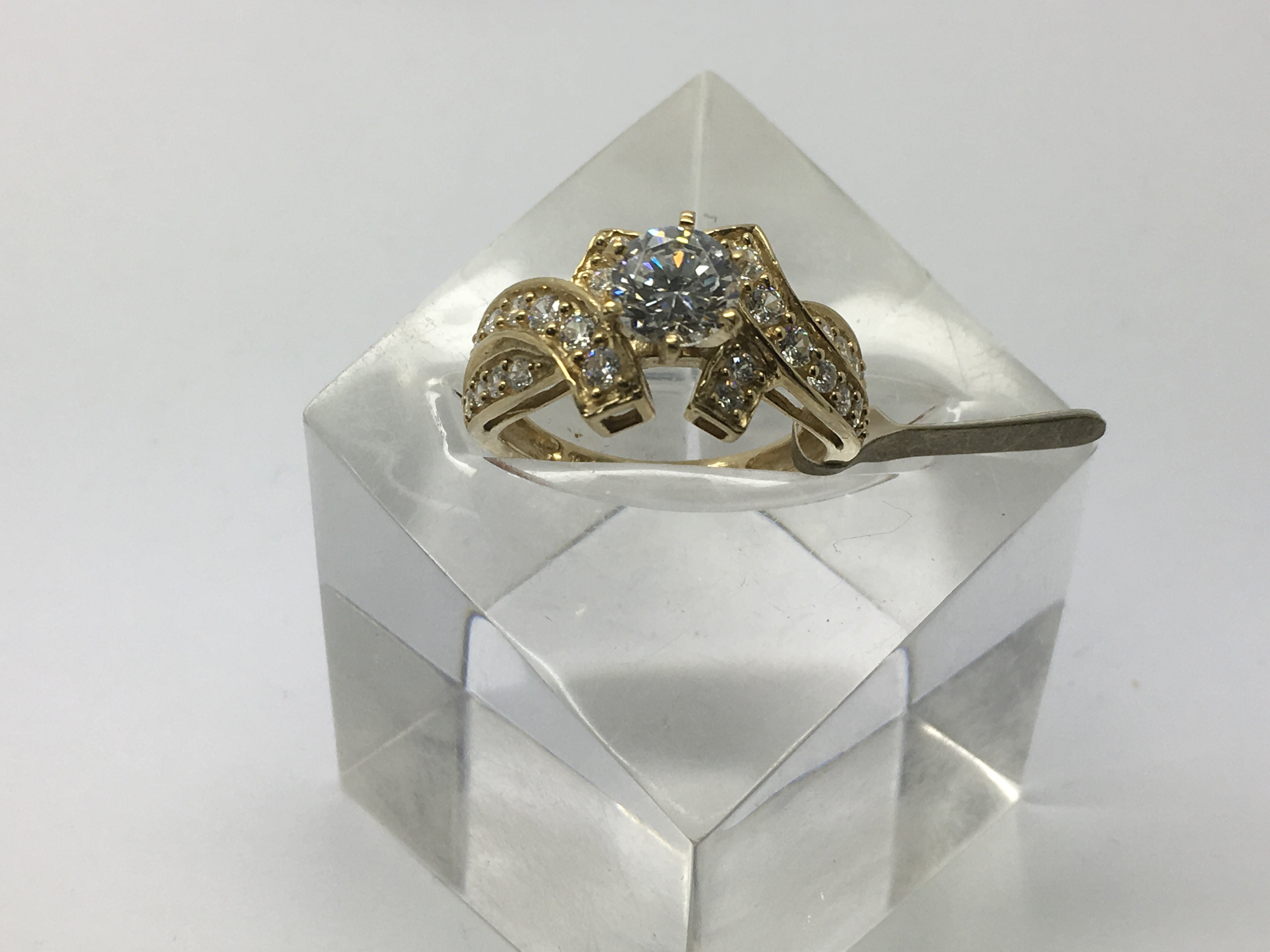 A fancy stone set ring in gold, approx 4.8g and ap