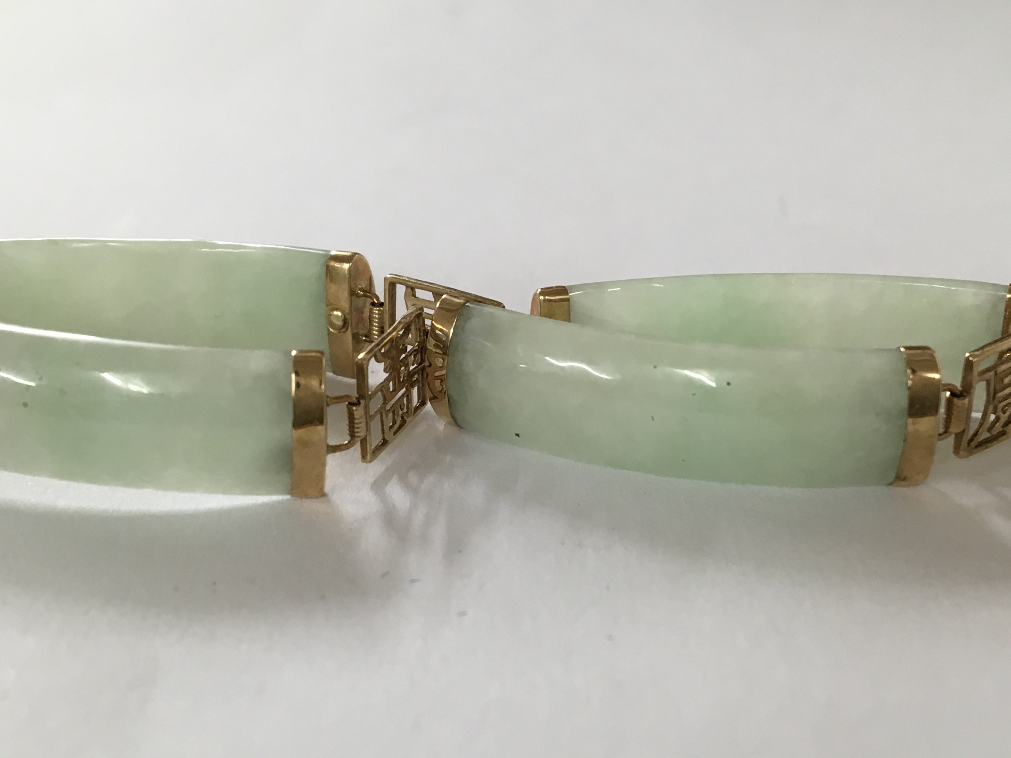 A jade bracelet with gold mounts - Image 3 of 3