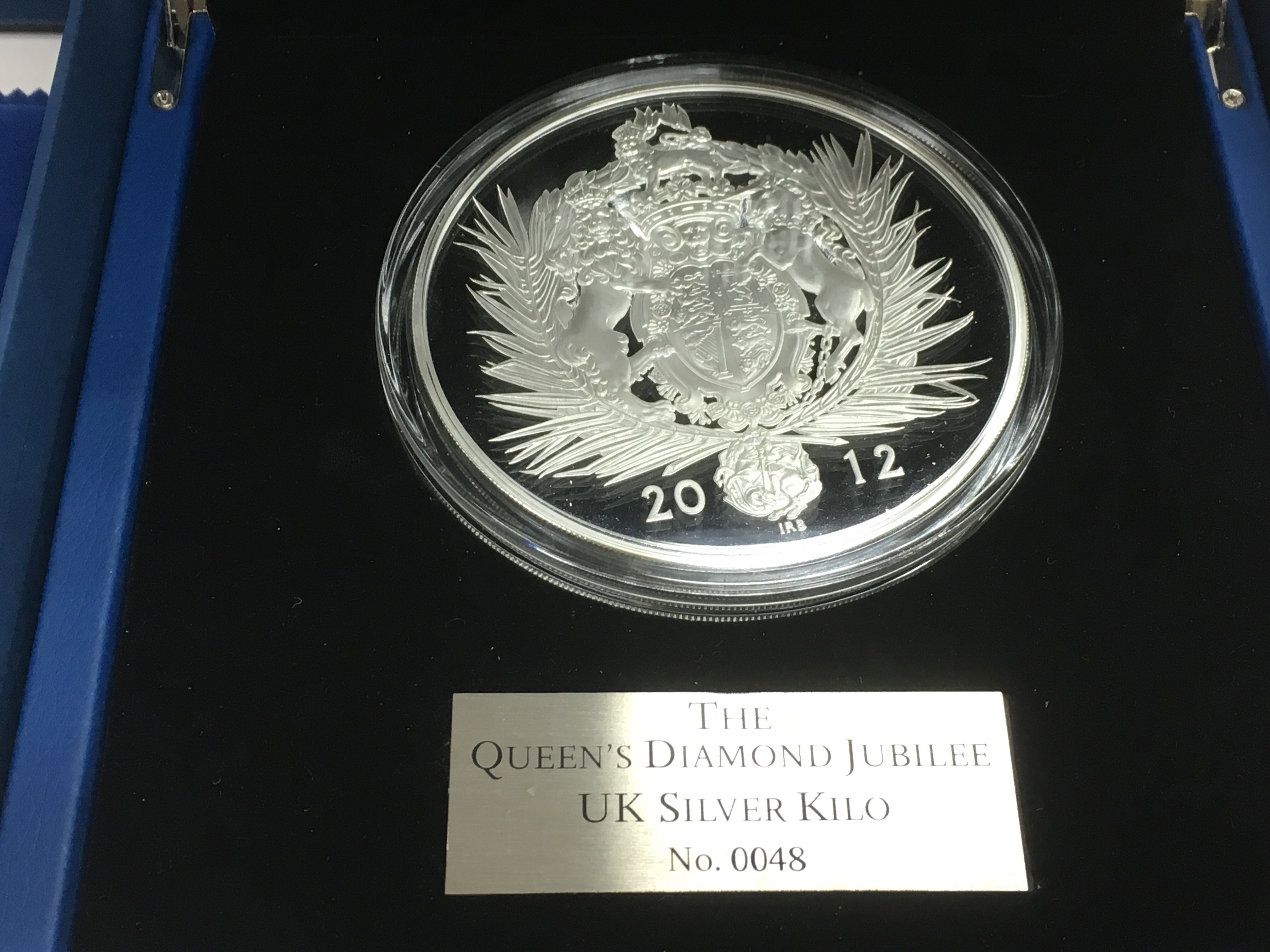 A cased Royal Mint Queen's diamond jubilee silver - Image 2 of 3