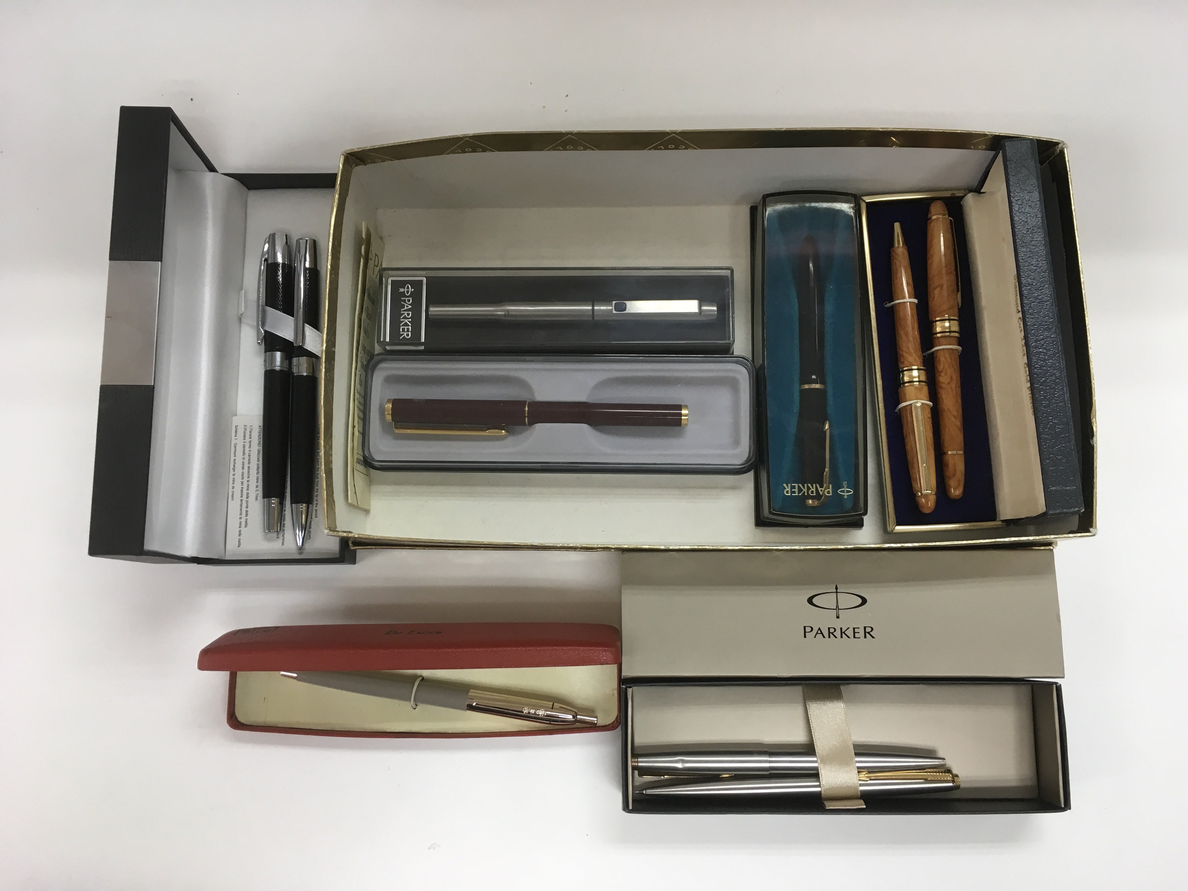 A collection of various pens comprising mainly Par