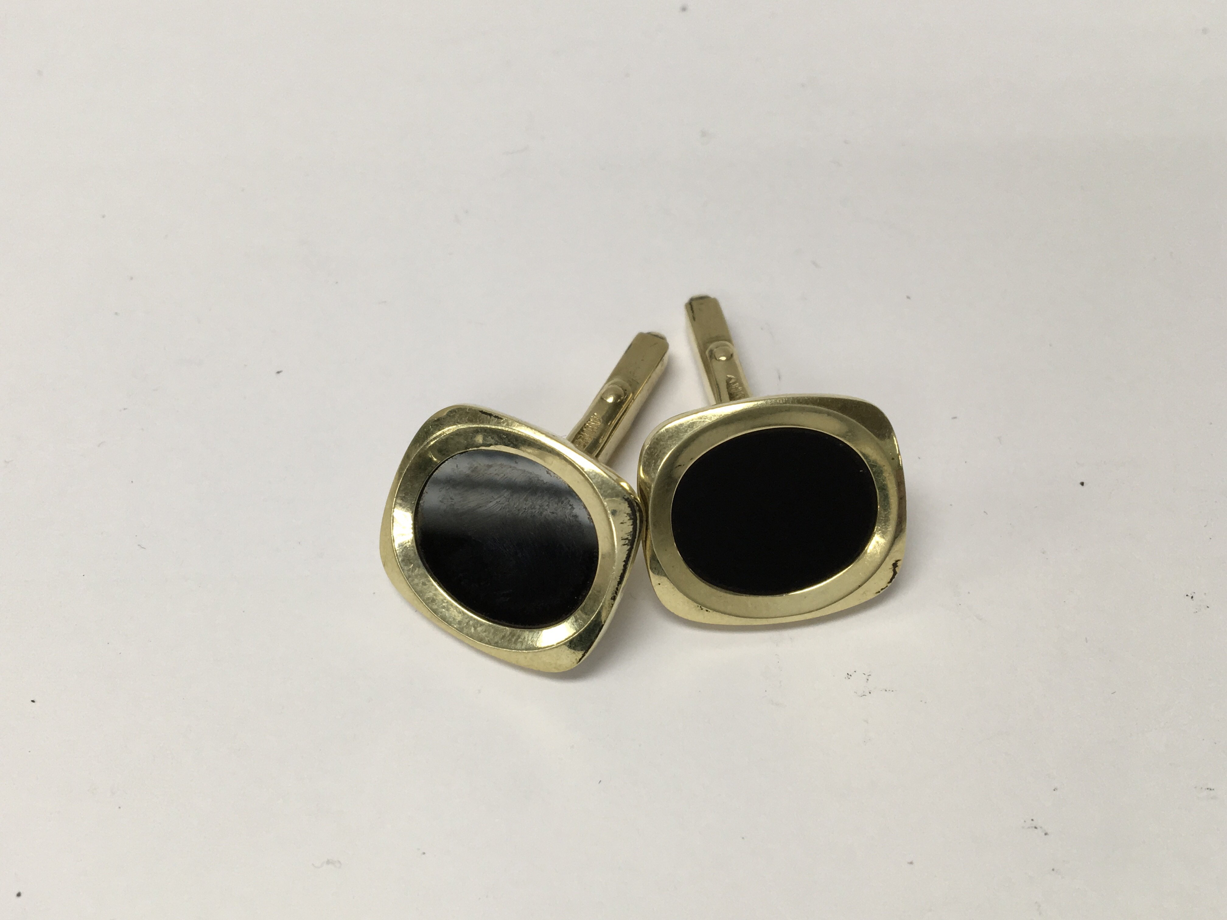 A pair of 14 ct gold cuff links