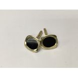 A pair of 14 ct gold cuff links