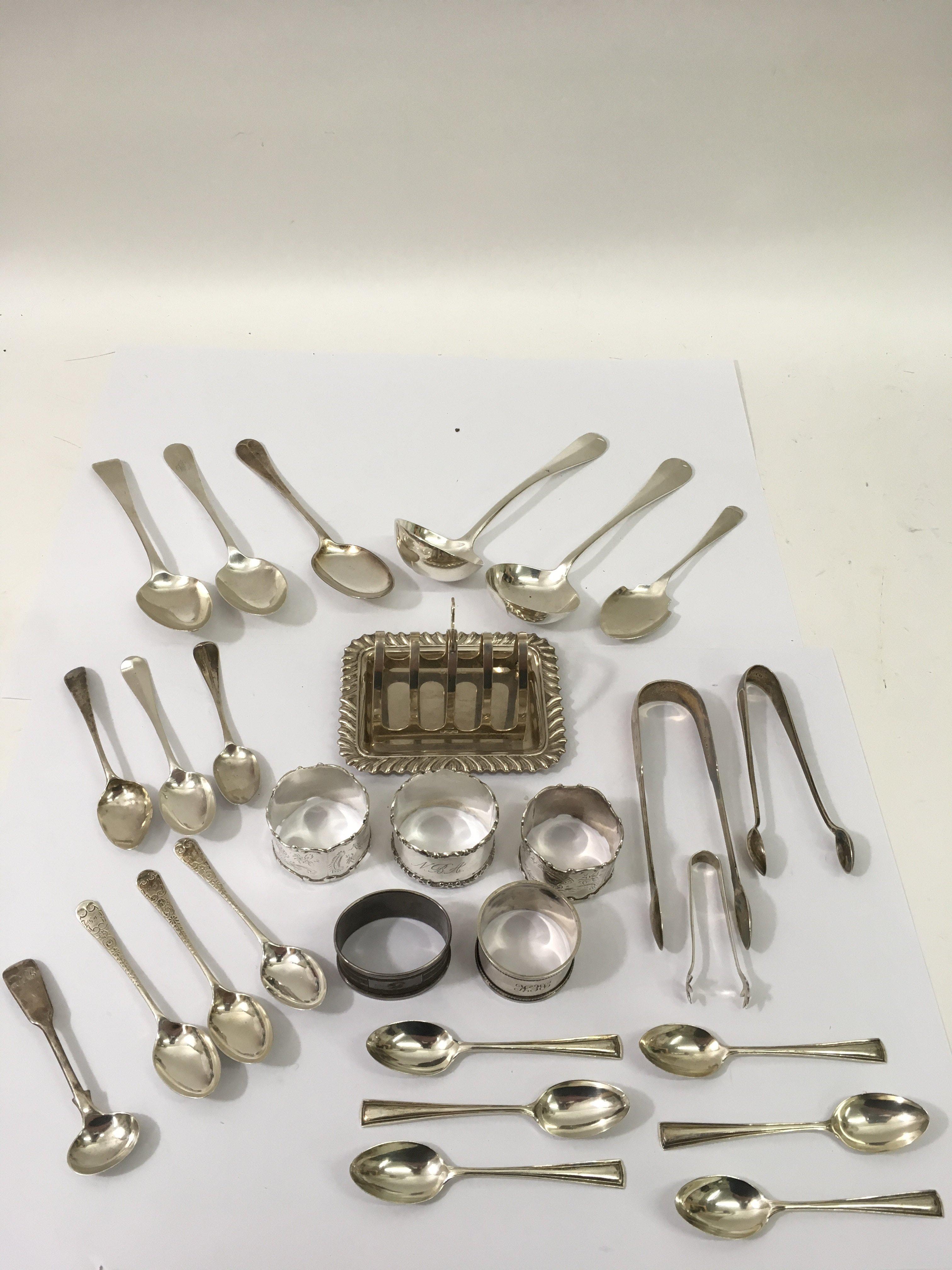 A collection of small silver items including a toa