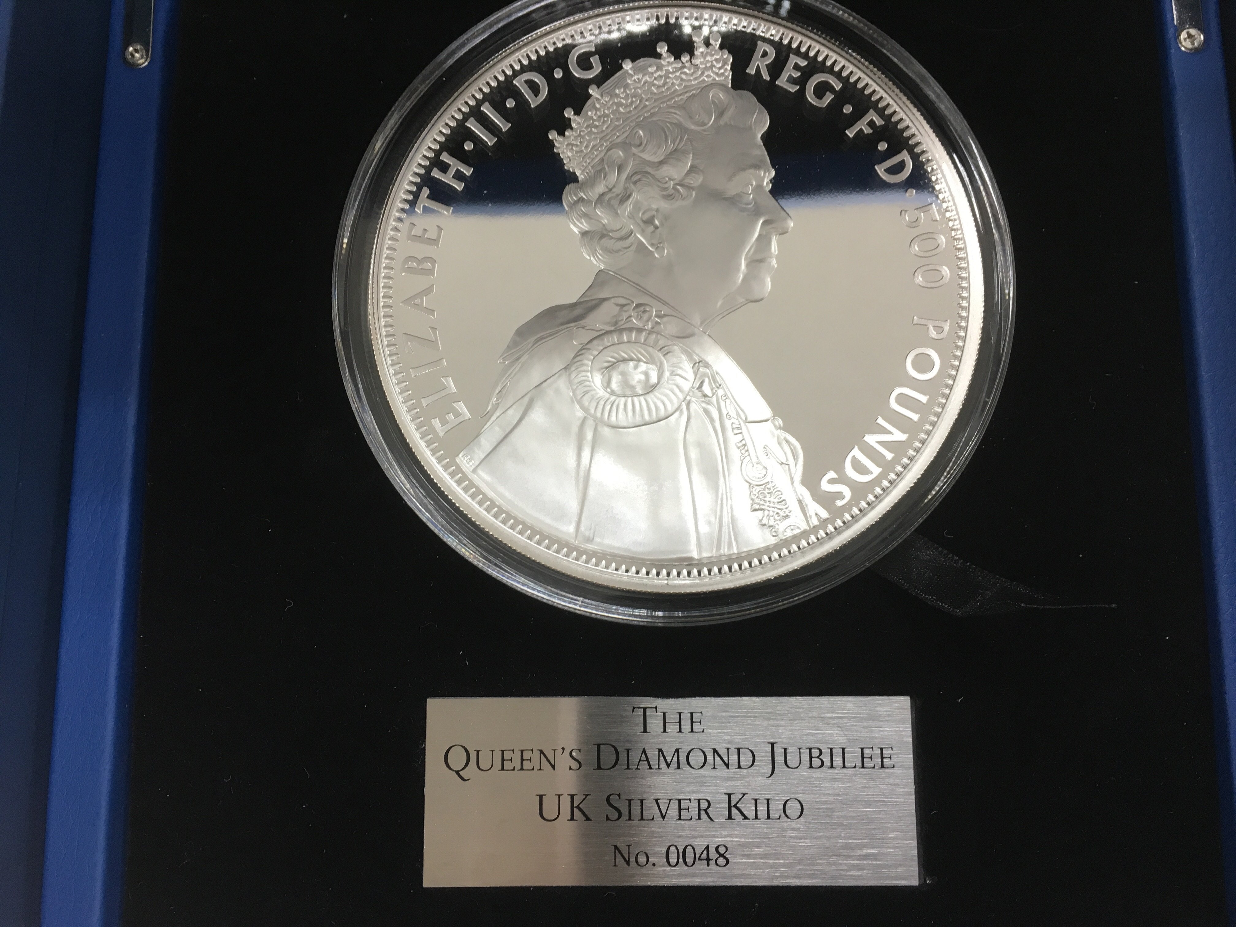 A cased Royal Mint Queen's diamond jubilee silver - Image 3 of 3