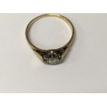 A 18 ct gold ring inset with diamond 2.2 grams