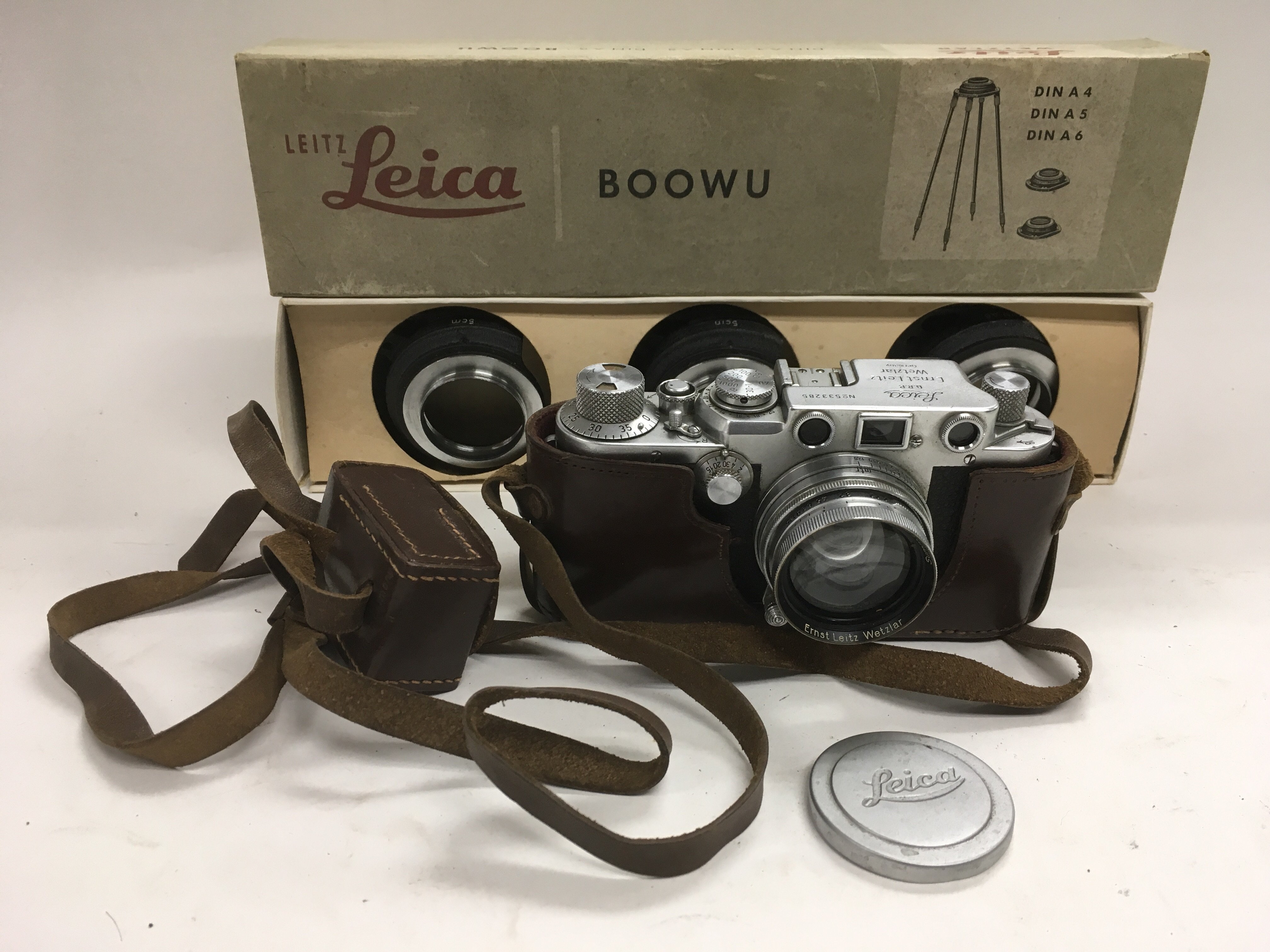 A Leica No.533285 camera and accessories.