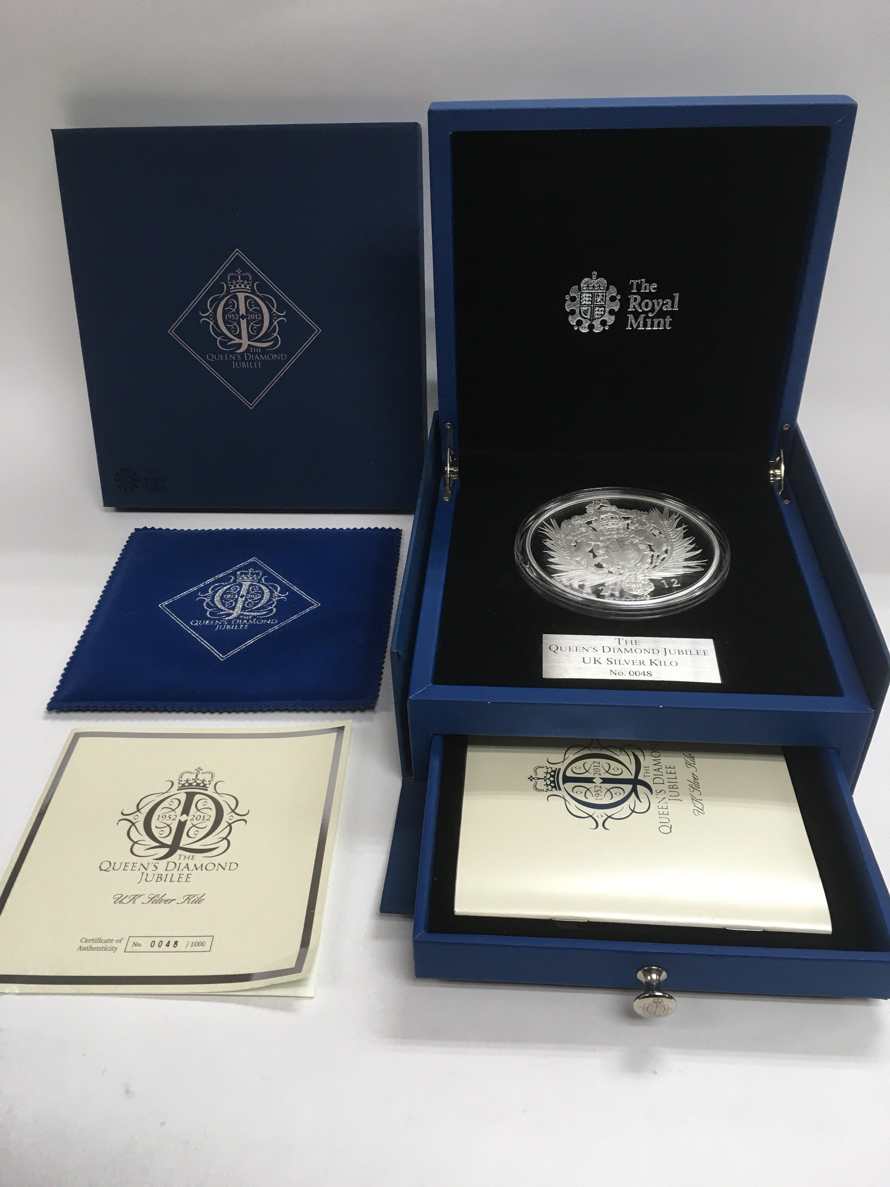 A cased Royal Mint Queen's diamond jubilee silver