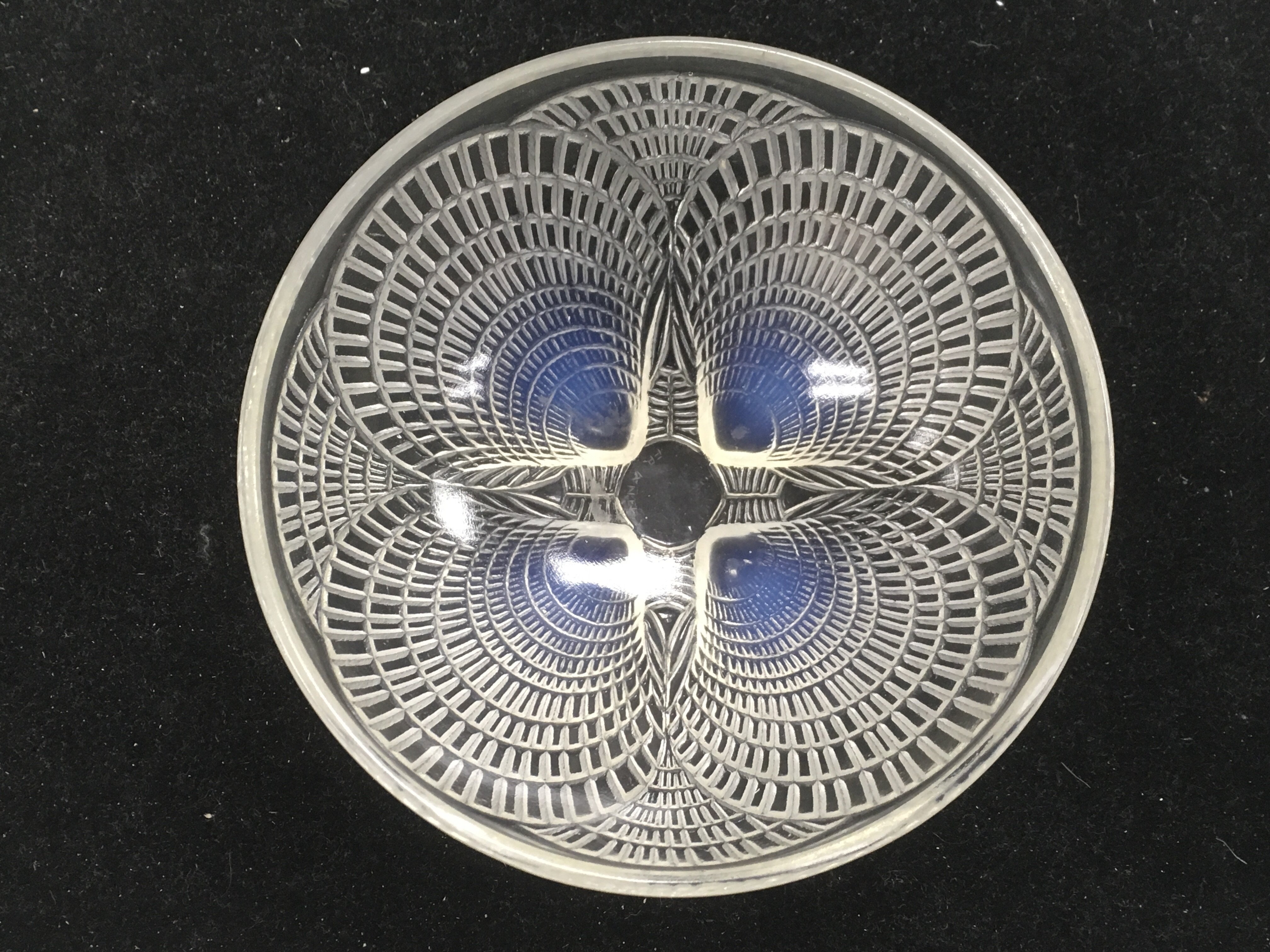 A small Lalique dish, approx diameter 13cm.