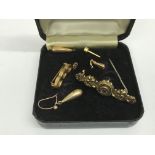 A 15ct gold brooch, earrings etc. Approx total wei