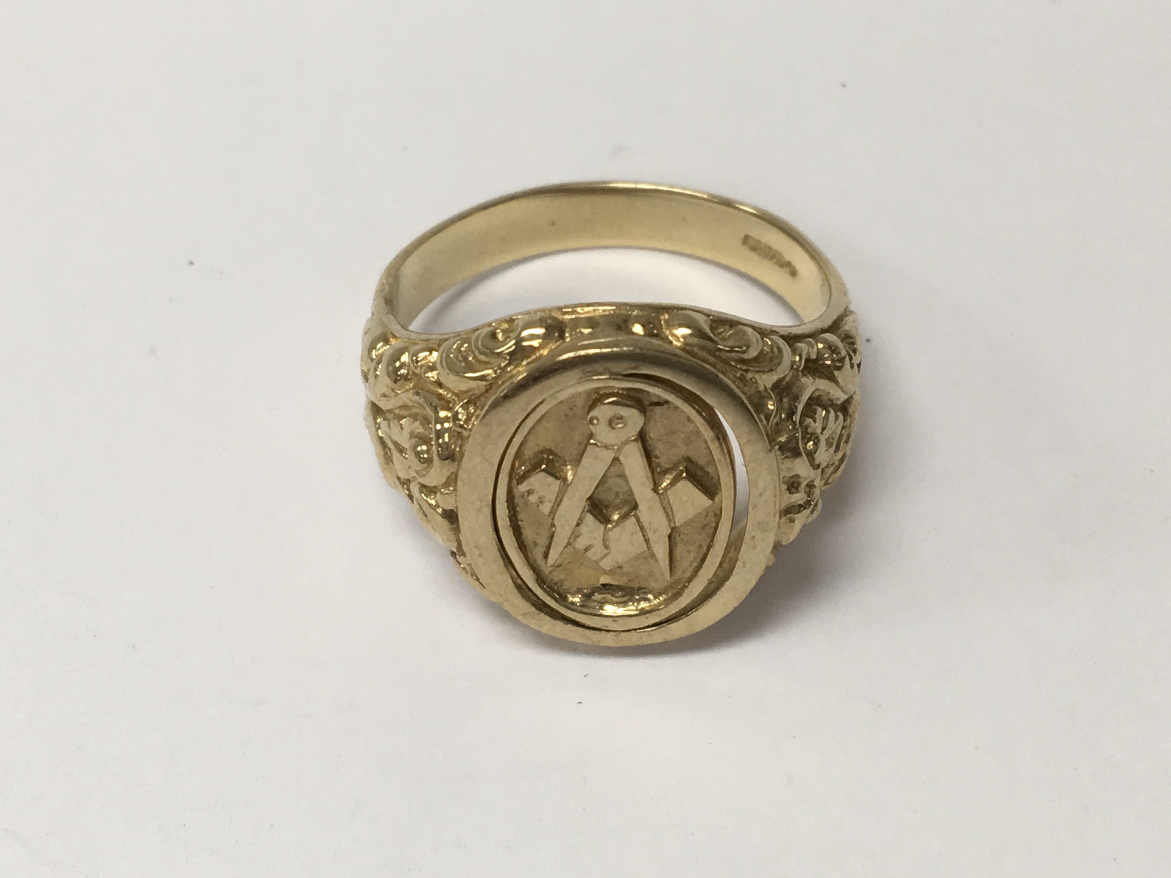 A 9 ct gold swivel ring with Masonic symbol 8 .5 g