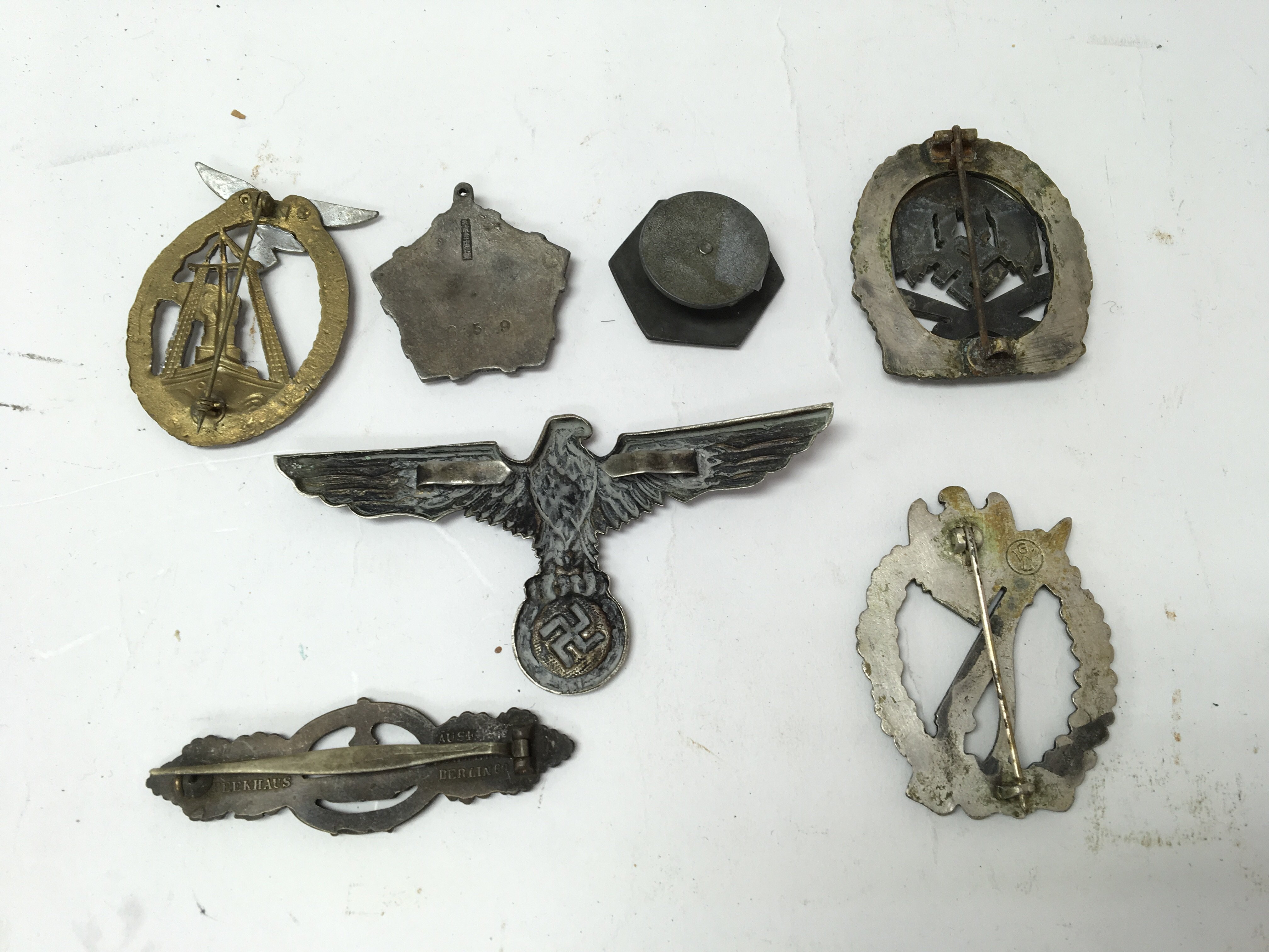 A group of WW2 badges including a Jewish Ghetto ba - Image 2 of 2
