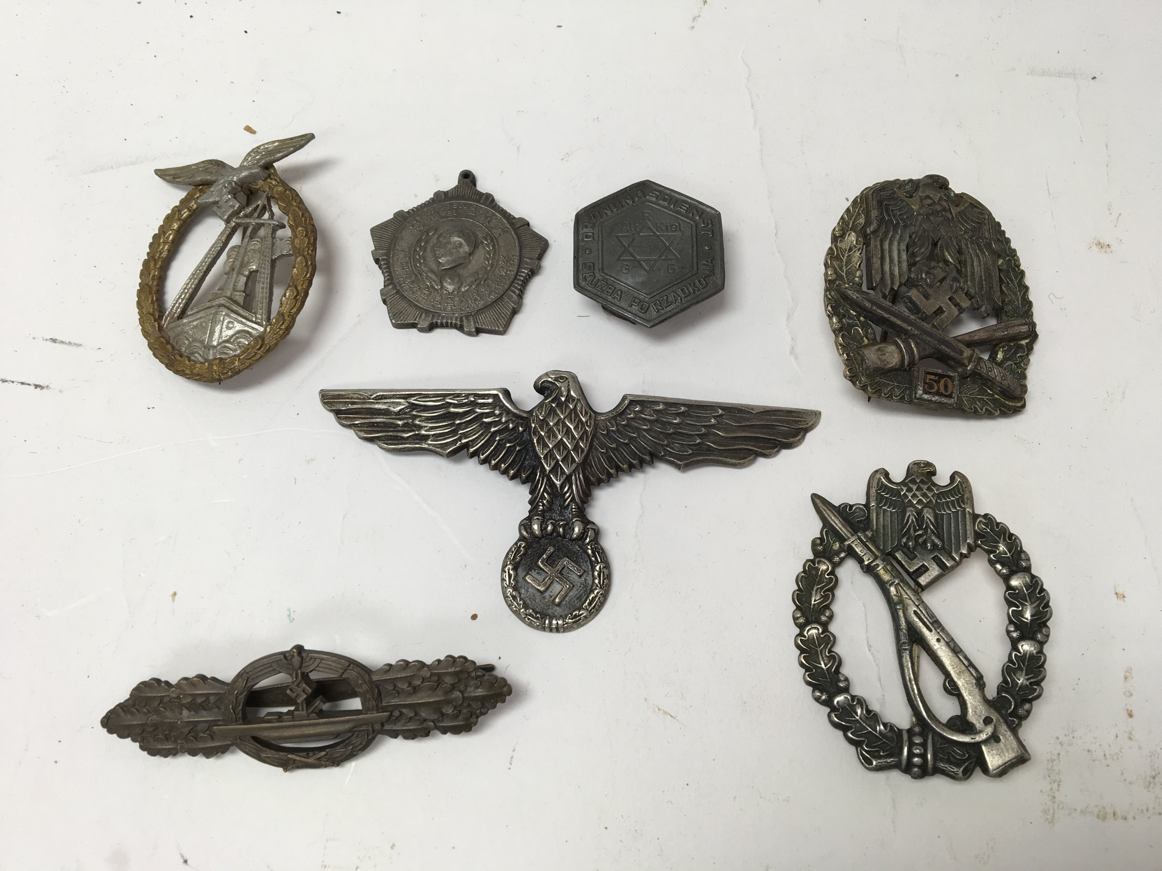 A group of WW2 badges including a Jewish Ghetto ba