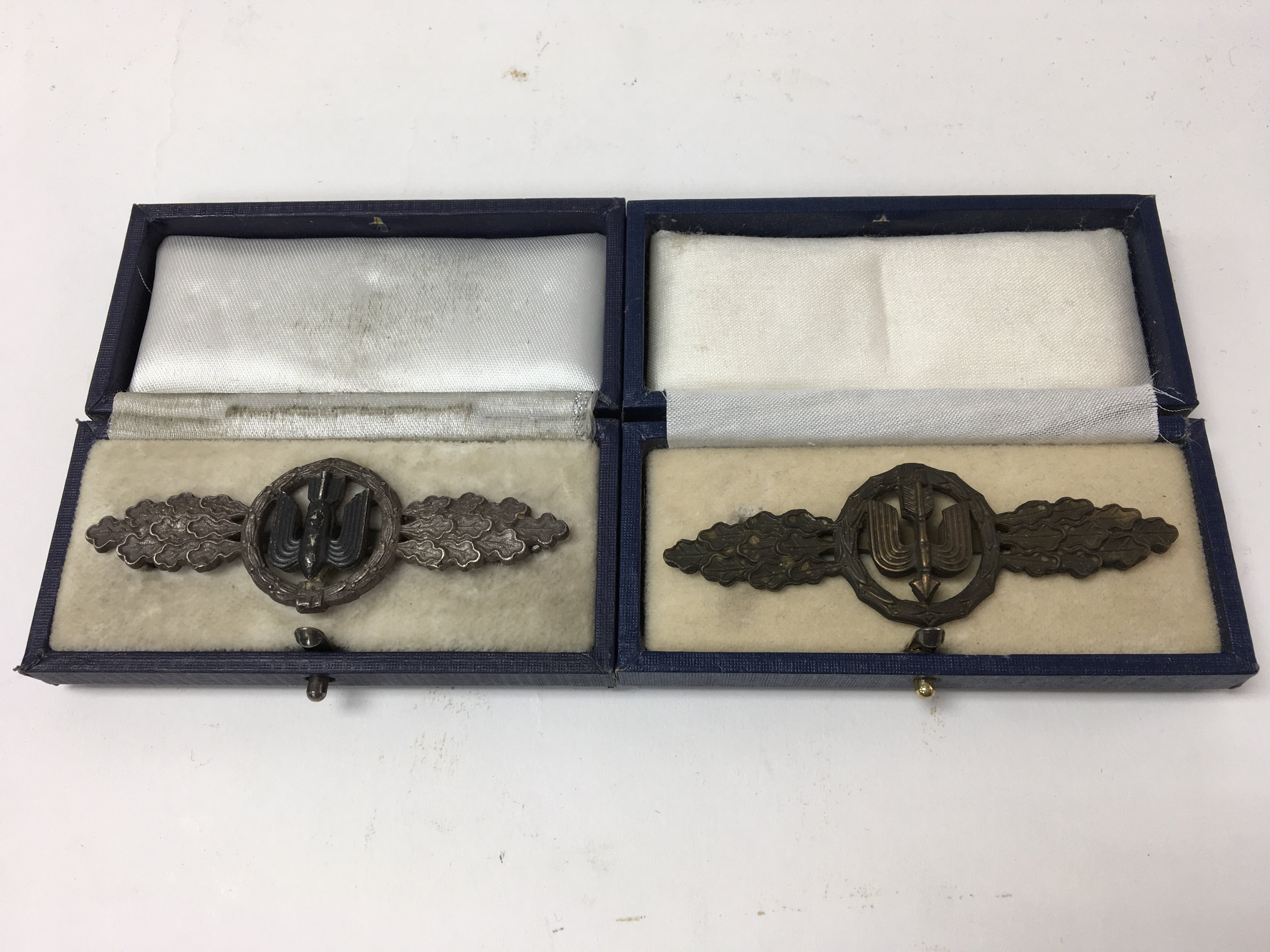 A pair of German WW2 Luftwaffe bomber clasps, silv