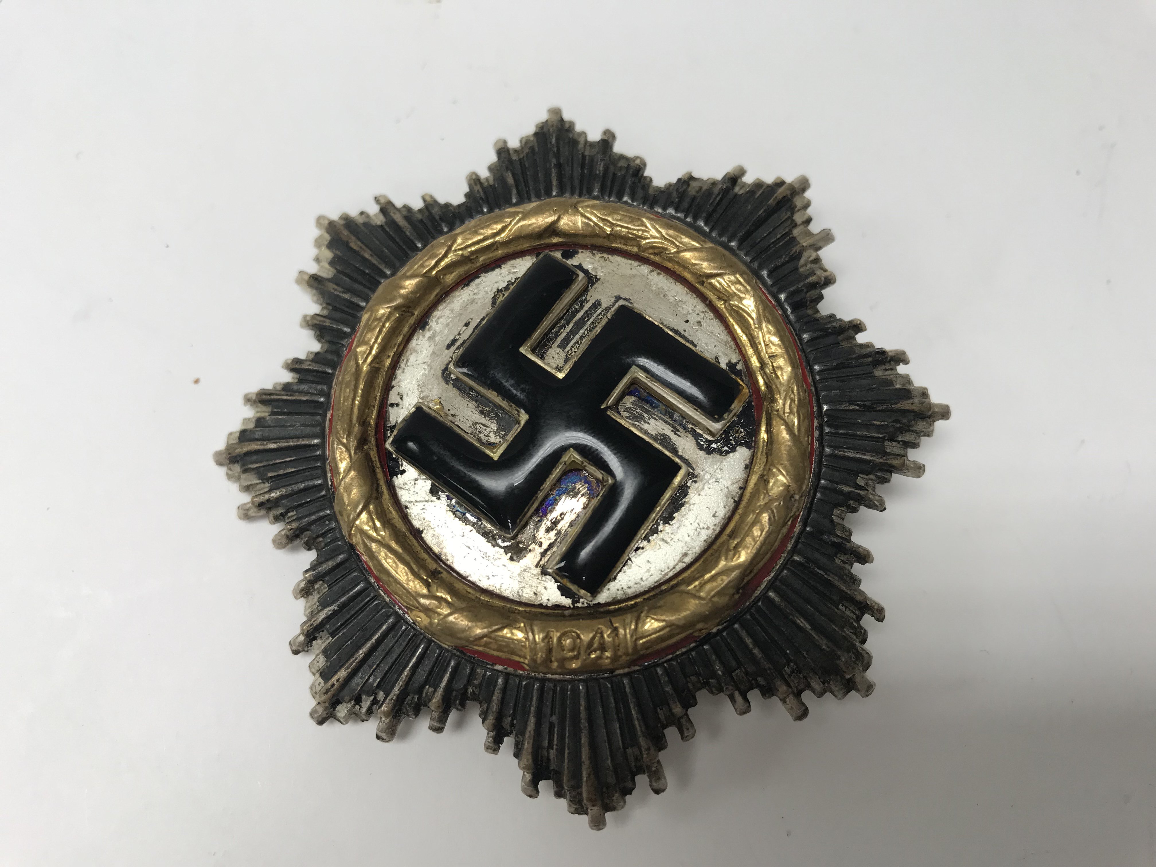 A German WW2 Deutschland Kreuz German Cross in gold with a fitted case. 4 rivets.