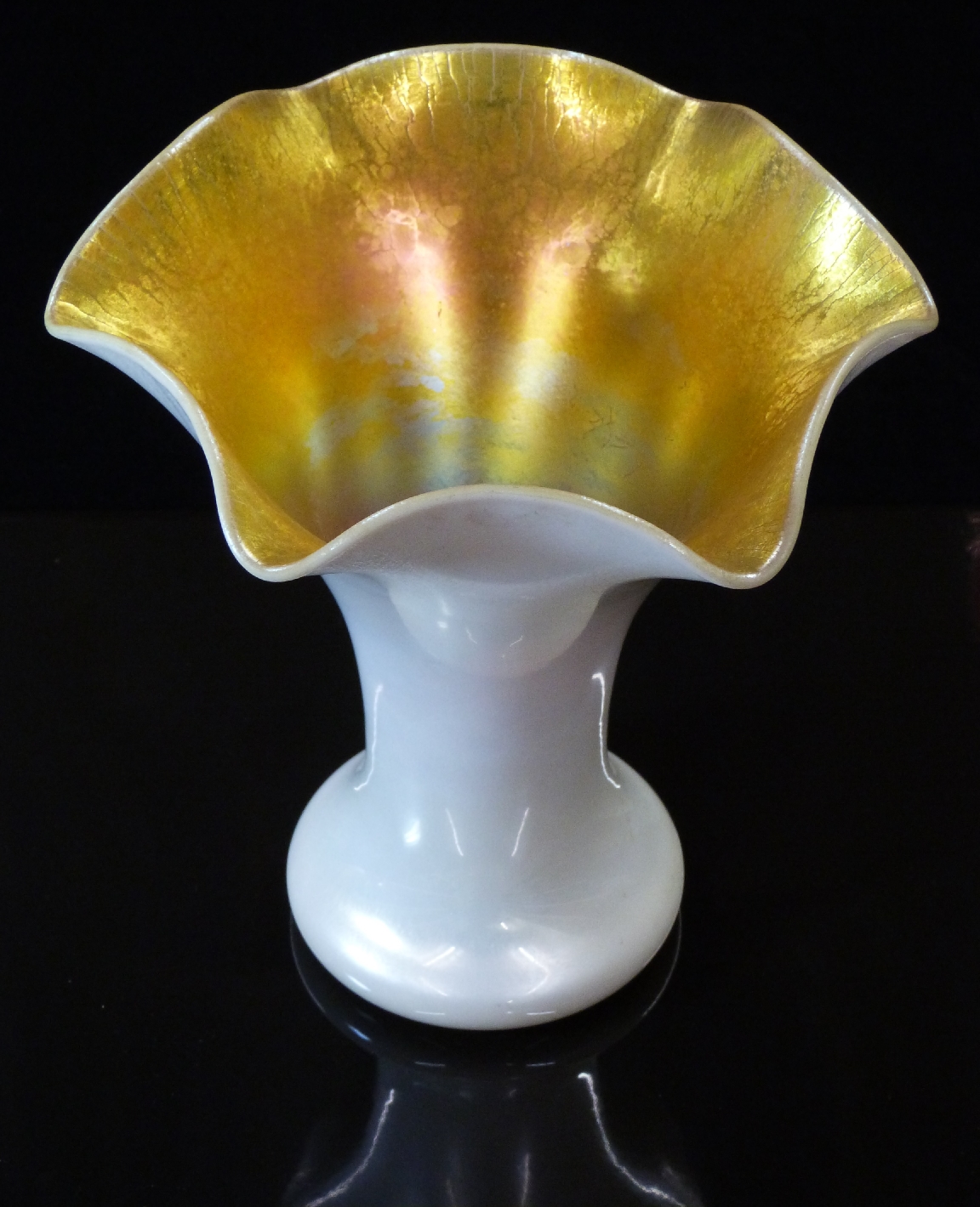 Frederick Carder for Steuben Gold Aurene glass vase with white exterior, 20.5cm tall - Image 2 of 2