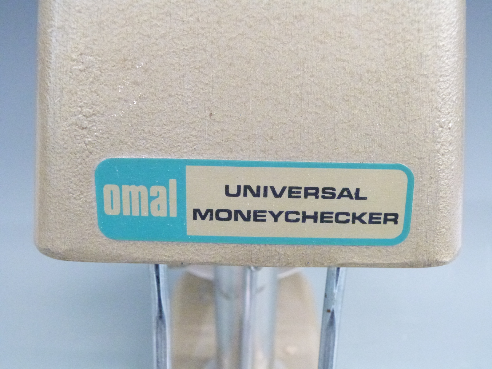 Omal Universal Moneychecker banking scales and a quantity of coin and note weights - Image 4 of 5