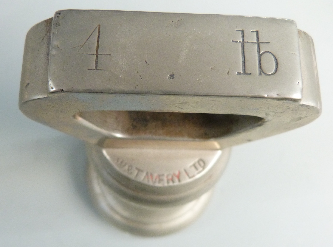 A run of nickel or similar bell weights 4lb to 1lb, all marked Avery, a run of Avery bell weights - Image 5 of 6
