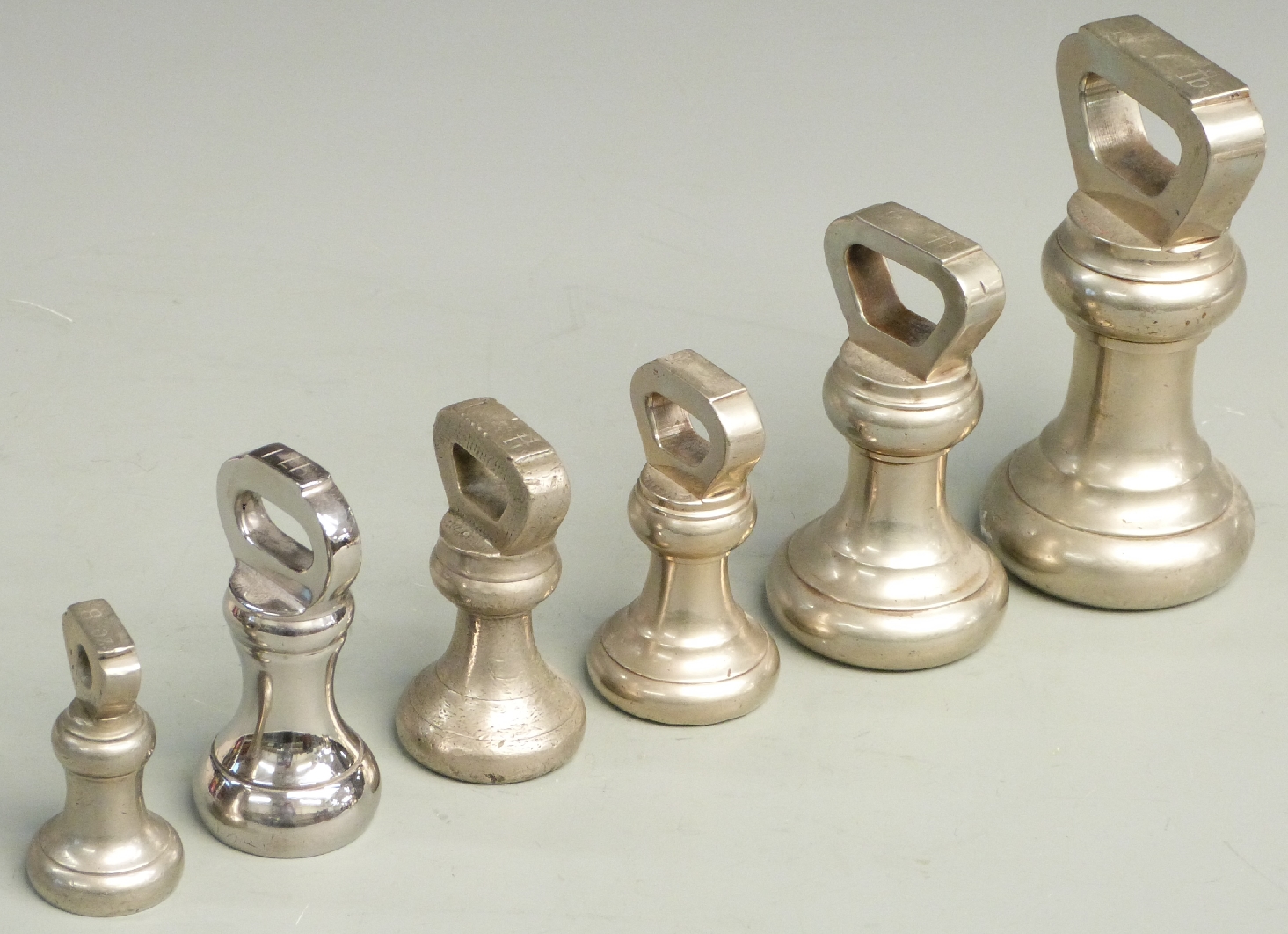 A run of nickel or similar bell weights 4lb to 1lb, all marked Avery, a run of Avery bell weights - Image 4 of 6