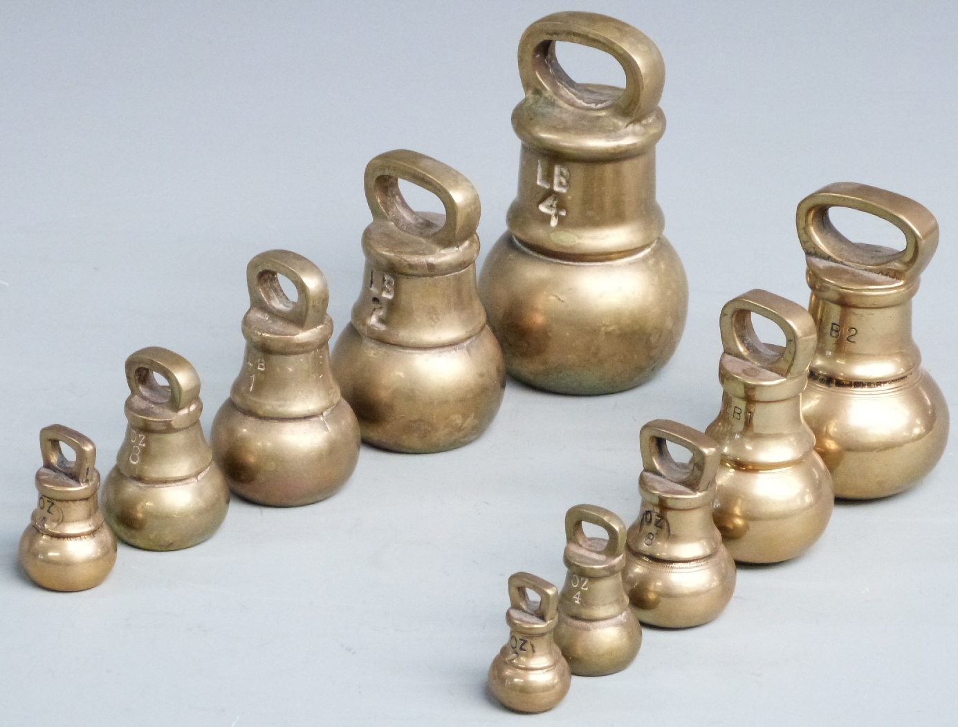 Two runs of globe type bell weights, one 2lb to 2oz, the other 4lb to 4oz, 10 in total