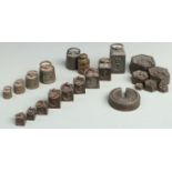 A run of six hexagonal cast iron weights 2kg to ½ hectog and a quantity of further cast iron